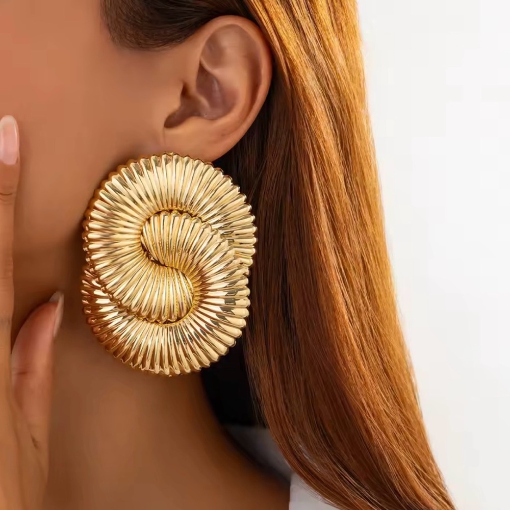 🆕 Elegant Gold Spiral Style Earrings
